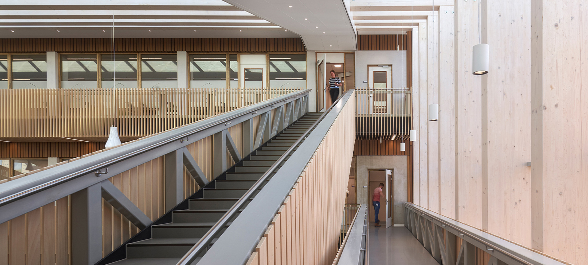 Vrouw in winkel glimlacht met een mobiel in haar hand.