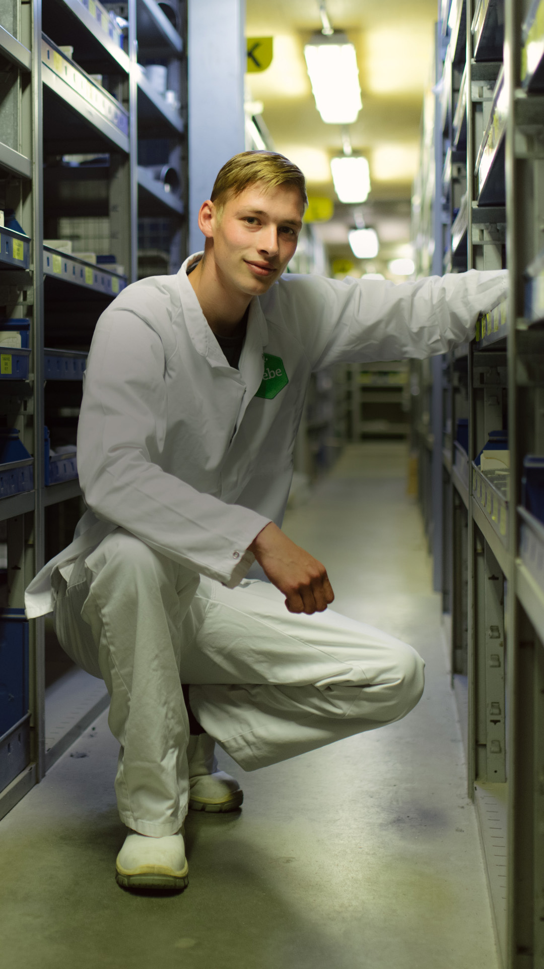 Klant en verkoopmedewerker lachen naar elkaar.
