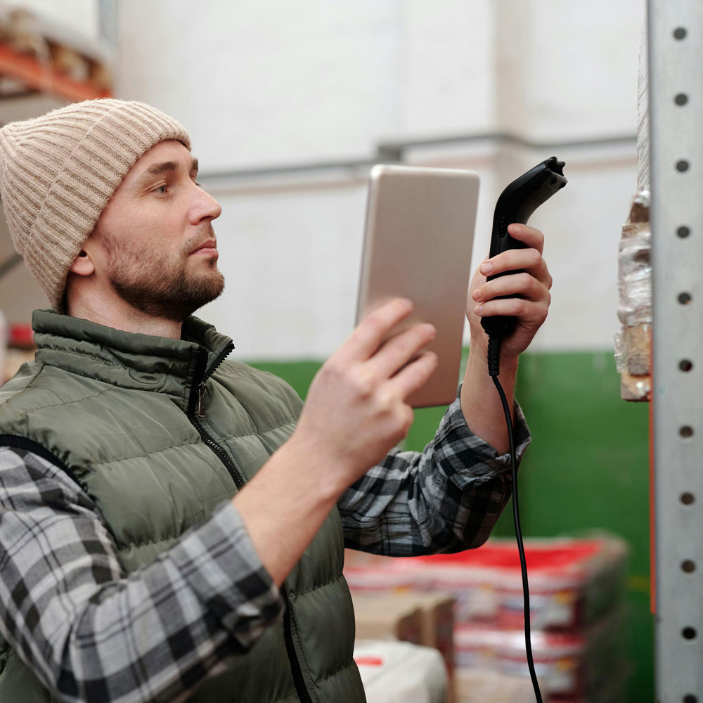 Een verkoper toont een product in een schap aan een klant.